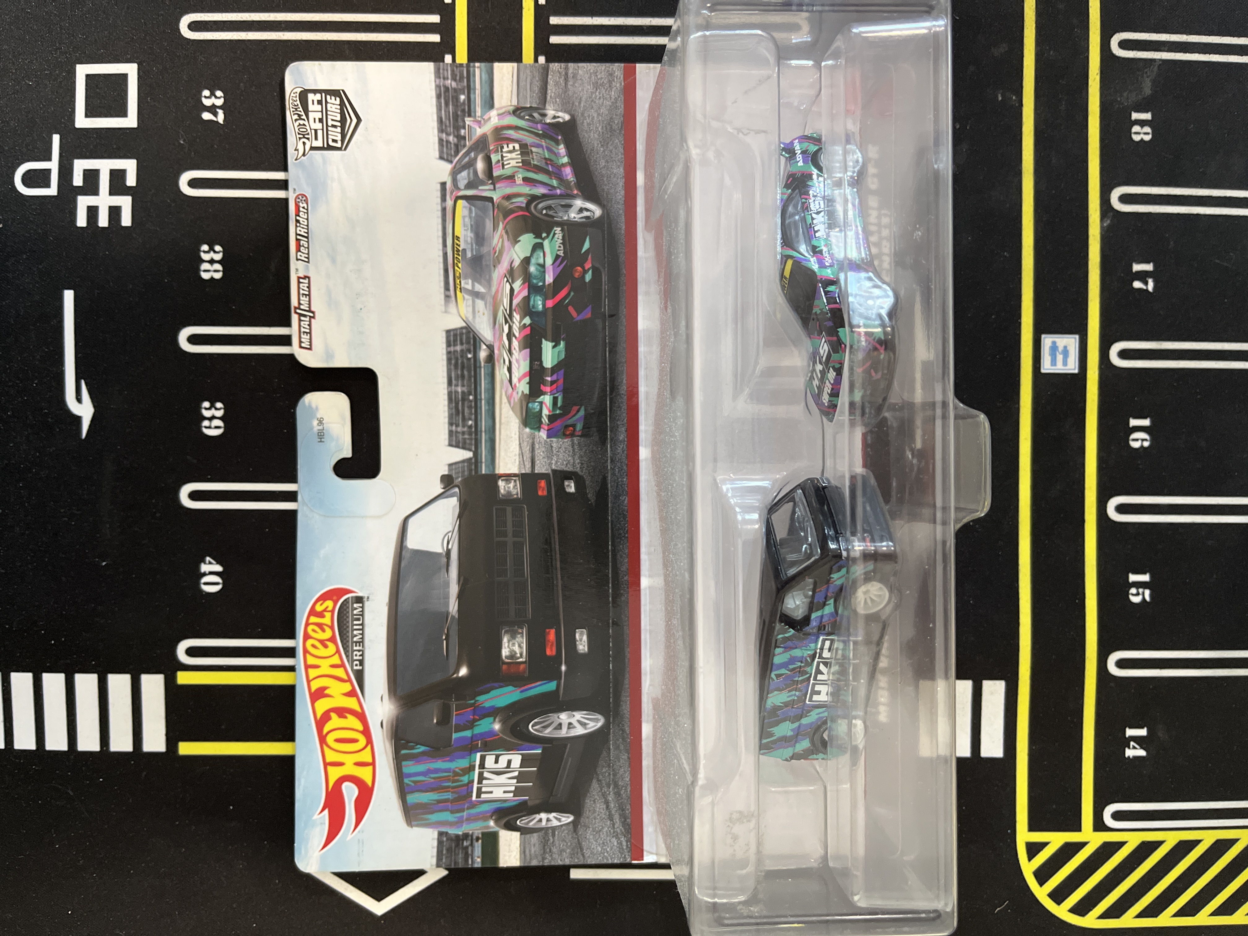 Hotwheels Premium Twin Pack MBK Van & Nissan Skyline GT-R (BCNR33) HKS