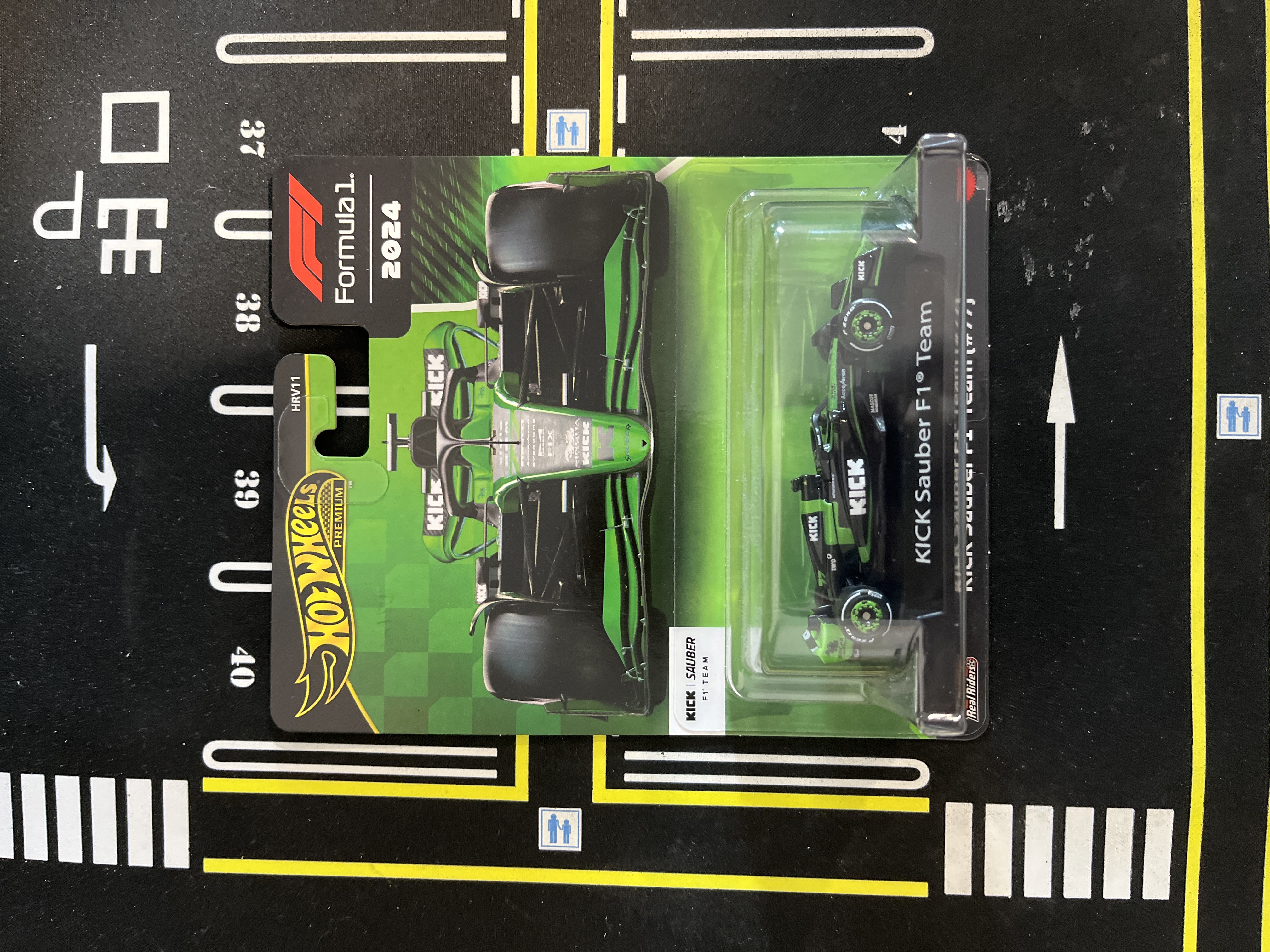 Hotwheels Premium Formula 1 Kick Sauber #77 2024